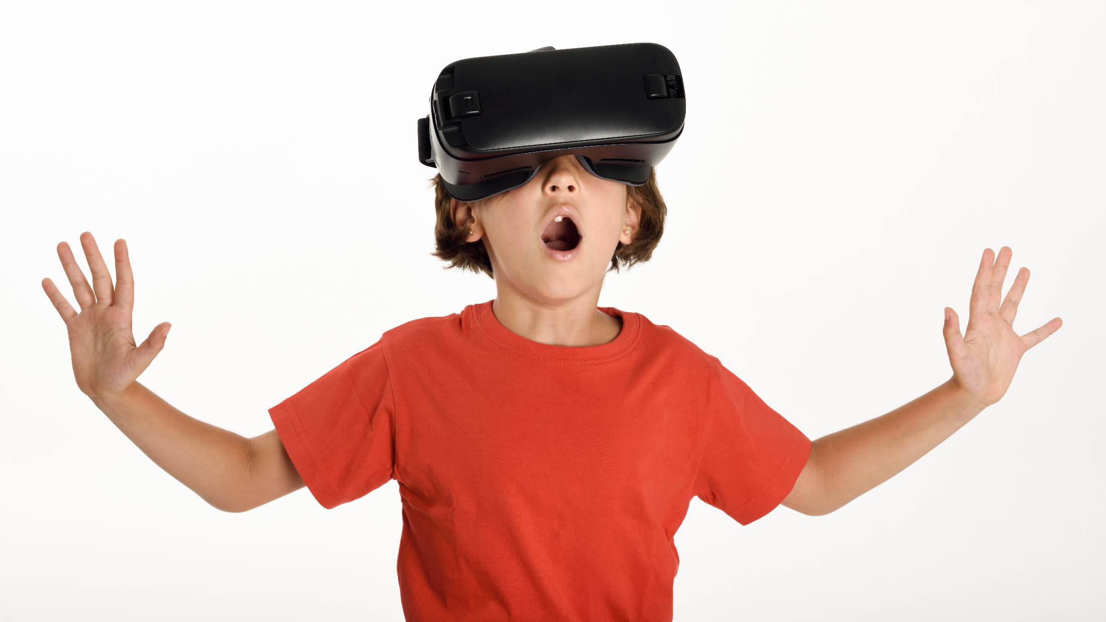 little-girl-looking-vr-glasses-gesturing-with-his-hands (1)___serializ